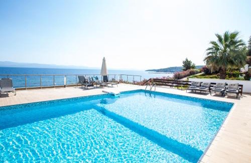 Kassandra Villa | Agnanti villa Seafront with Pool