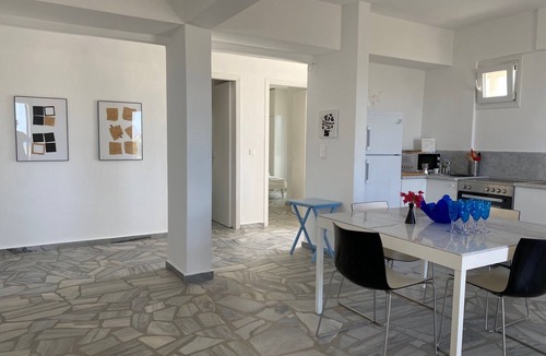 Aliki Apartment | Agrikia Apartment 3 for 1–6 people, with a view of the sea, 300 meters from the beaches.
