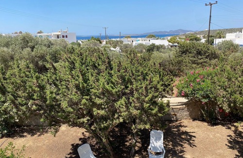 Aliki Apartment | Agrikia Apartment 3 for 1–6 people, with a view of the sea, 300 meters from the beaches.