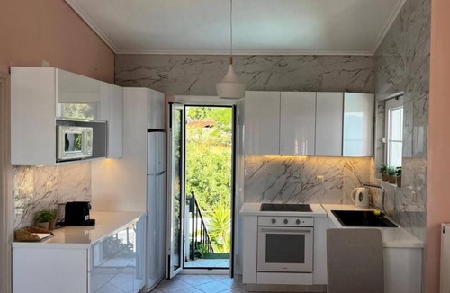 Paliki Apartment | Aliki's Top Floor Suite