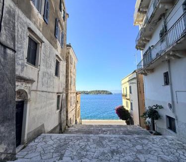 Old Town Apartment | Alisachni in old city of Corfu!