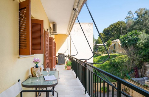 Kanoni Apartment | Anthia: Balcony and BBQ, 3 min to Airport, WiFi, Aircon