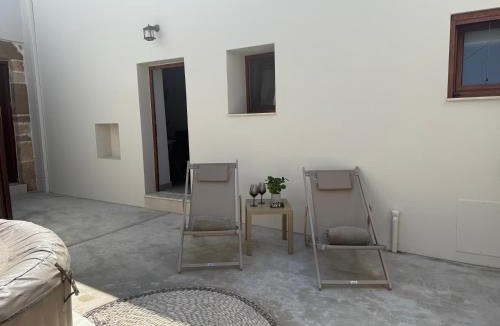 Archangelos Apartment | Antica Casa Dei Nonni with Heated Jacuzzi