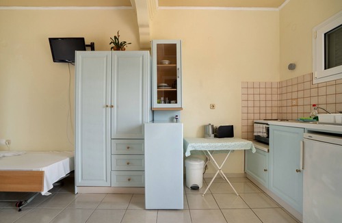 Ntomata Apartment | Apartment 'Garden View 1' with Shared Pool, Wi-Fi and Air Conditioning