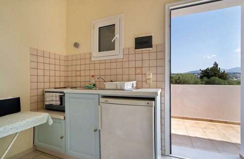 Ntomata Apartment | Apartment 'Garden View 1' with Shared Pool, Wi-Fi and Air Conditioning