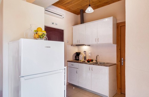 Evgiros Apartment | Apartment 'Iole' with Sea View, Wi-Fi and Air Conditioning