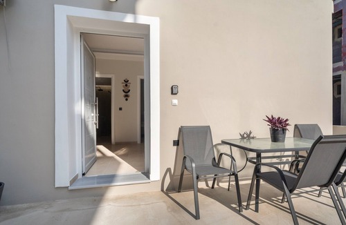 Yenion Apartment | Apartment 'Papanikolis' with Shared Terrace, Wi-Fi and Air Conditioning