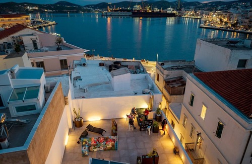 Ermoupoli Apartment | Apartment 'Pop Loft Gallery' with Sea View, Wi-Fi and Air Conditioning
