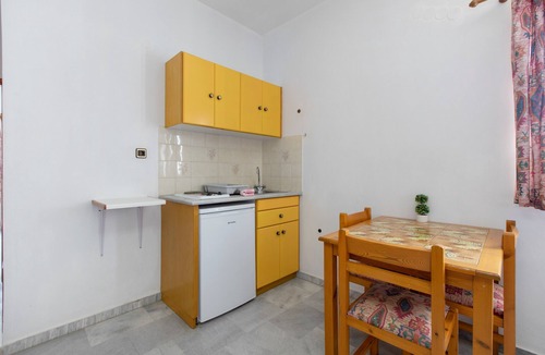 Agia Marina Apartment | Apartment 'Popi 4 Adults' with Mountain View, Wi-Fi and Air Conditioning