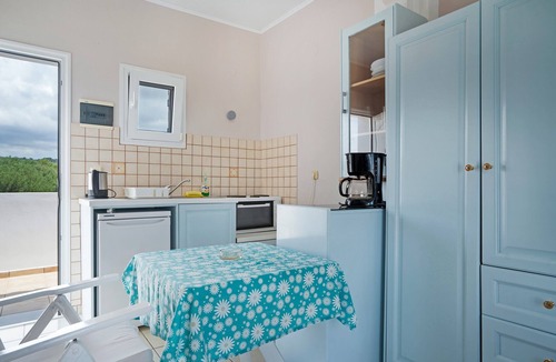 Svoronata Apartment | Apartment 'Sea View 2' with Shared Pool, Wi-Fi and Air Conditioning