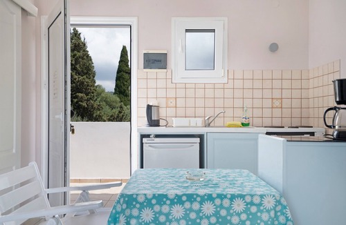 Svoronata Apartment | Apartment 'Sea View 2' with Shared Pool, Wi-Fi and Air Conditioning