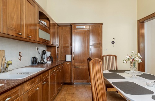 Nafplion City Centre Apartment | Apartment 'The Pirate's Mansion' with Mountain View, Wi-Fi and Air Conditioning