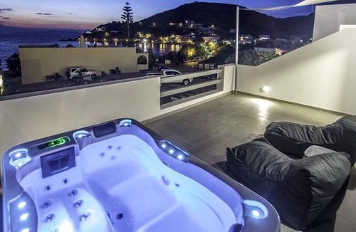 Kini Apartment | Beautiful studio directly at the sea, Wifi, 2 pers. | Syros, Cyclades