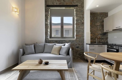 Sourpi House | BH1004 - C - Suite Magnisia