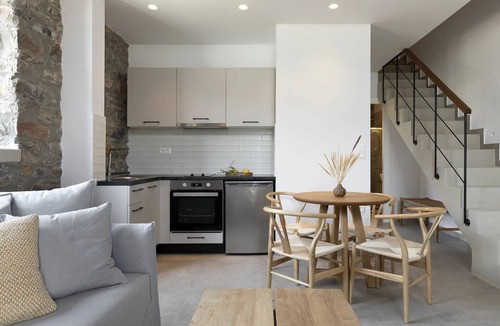 Sourpi House | BH1004 - C - Suite Magnisia
