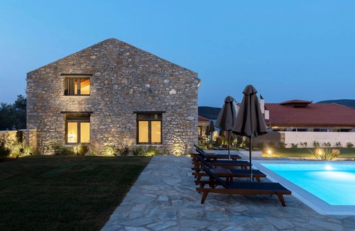 Sourpi House | BH1004 - C - Suite Magnisia