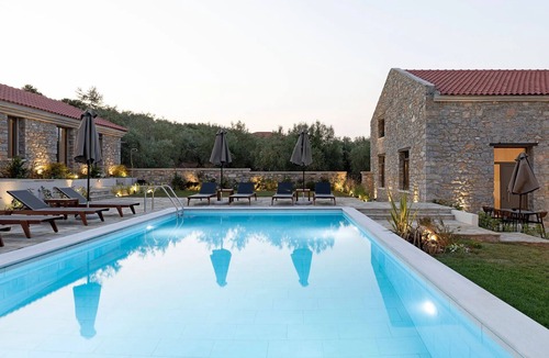 Sourpi House | BH1004 - C - Suite Magnisia