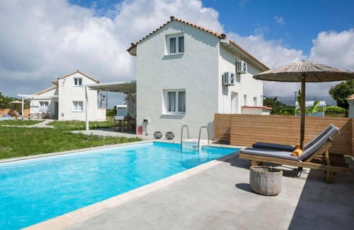 Kounopetra Villa | Boho Roz in Lixouri with 3 bedrooms and 2 bathrooms