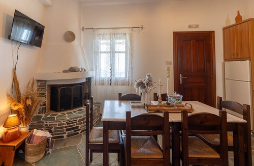 Platis Gialos Apartment | Bougainvillea - Mirsini Apartments in Sifnos