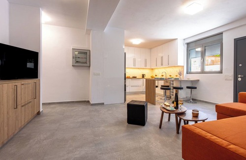 Porto Rafti Apartment | Bright home 200m from the Beach