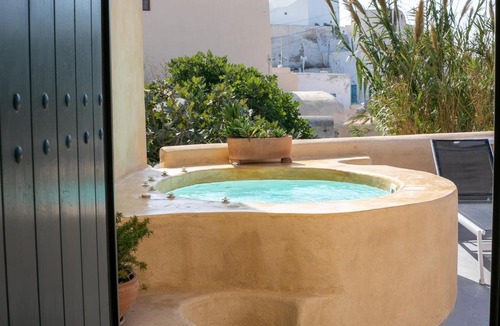 Finikia Apartment | Casa Itaca luxury apartments with private jacuzzi and sea view in Foinikia - Oia