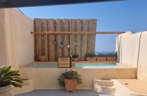 Finikia Apartment | Casa Itaca luxury apartments with private jacuzzi and sea view in Foinikia - Oia