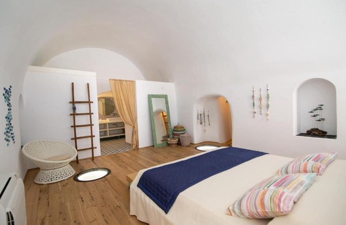 Finikia Apartment | Casa Itaca luxury apartments with private jacuzzi and sea view in Foinikia - Oia
