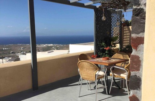 Finikia Apartment | Casa Itaca luxury apartments with private jacuzzi and sea view in Foinikia - Oia