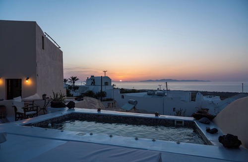Kamari Villa | Casa Terra Vedema Oia - Privacy - Plunge Pool & Panoramic Sunset Terrace
