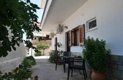 Monemvasia Apartment | Chrysoula’s Welcoming Triple Room with Yard