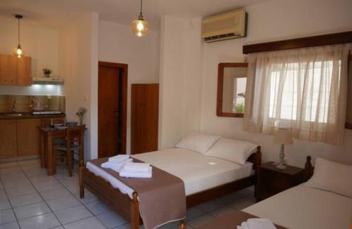 Monemvasia Apartment | Chrysoula’s Welcoming Triple Room with Yard
