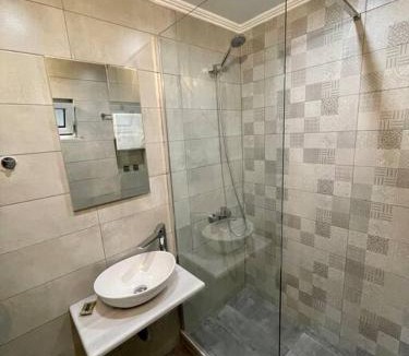 Monemvasia Apartment | Chrysoula’s Welcoming Triple Room with Yard