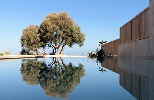 Karteros Villa | Cicada Alas Suite, Elegant Beach Living