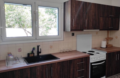 Eretria Apartment | City Apartment w/3 BR & spacious yard