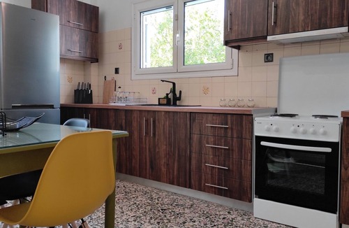 Eretria Apartment | City Apartment w/3 BR & spacious yard