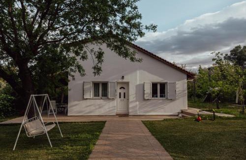 Nea Makri Villa | Close to Airport 5 Bedroom Villa by the Sea