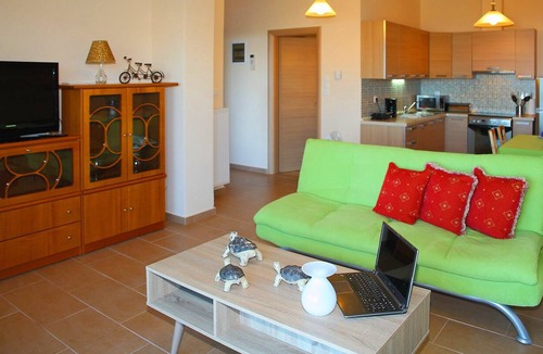 Theologos House | Comfy 1BD flat with Garden close to the Beach