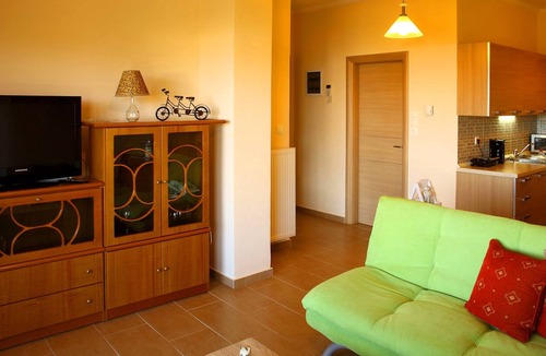 Theologos House | Comfy 1BD flat with Garden close to the Beach