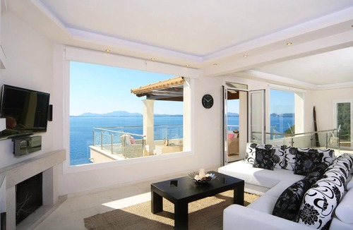 Katavolos Villa | Contemporary Villa with Sea Views & Glorious Master Suite near Kaminaki