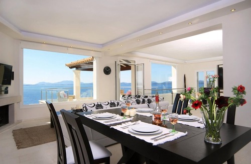 Katavolos Villa | Contemporary Villa with Sea Views & Glorious Master Suite near Kaminaki