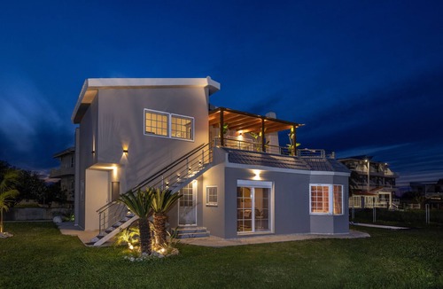 Petaloudes House | Coral Paradise Luxury Jacuzzi Suite & Pool View