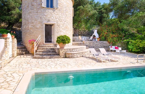 Kourteika Villa | Cosy Round House for Adults with Stunning Sea & Island Views