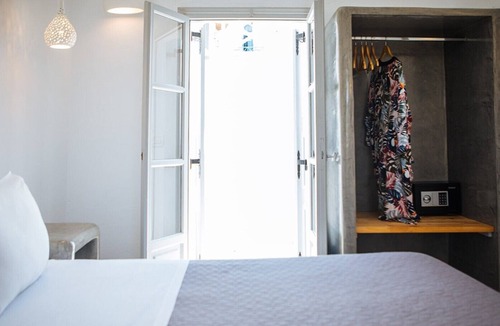 Finikia Apartment | Deluxe Suite with indoor/outdoor Jacuzzi, Ideal for couples,10-min walk from Oia