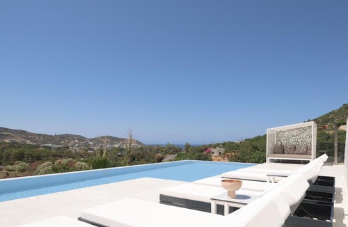 Bali Villa | Dias Villa, Tennis, 2Pools, Walk to Beach & Shops, By ThinkVilla