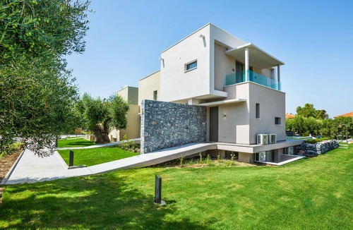 Pefkochori Villa | Dionisos Luxury Villas. Private Villas with private pools for rent.