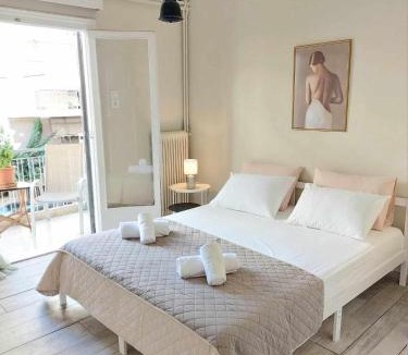 Athens House | Double bed in a room dorm 5' from metro