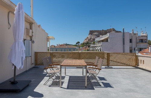 Plaka Apartment | Downtown Cocoon with Roof Deck