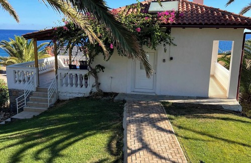 Mochlos House | Dream bungalow on the Mediterranean, plot ends in the sea private bathing