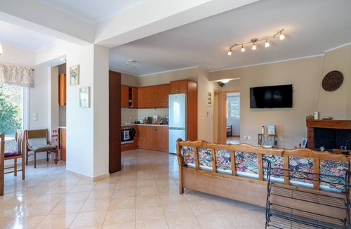 Zola Apartment | Effie's Escape Spacious House in Zola