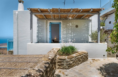 Ioulida House | Efrossyni House: Sea View, Private Garden & Wi-Fi